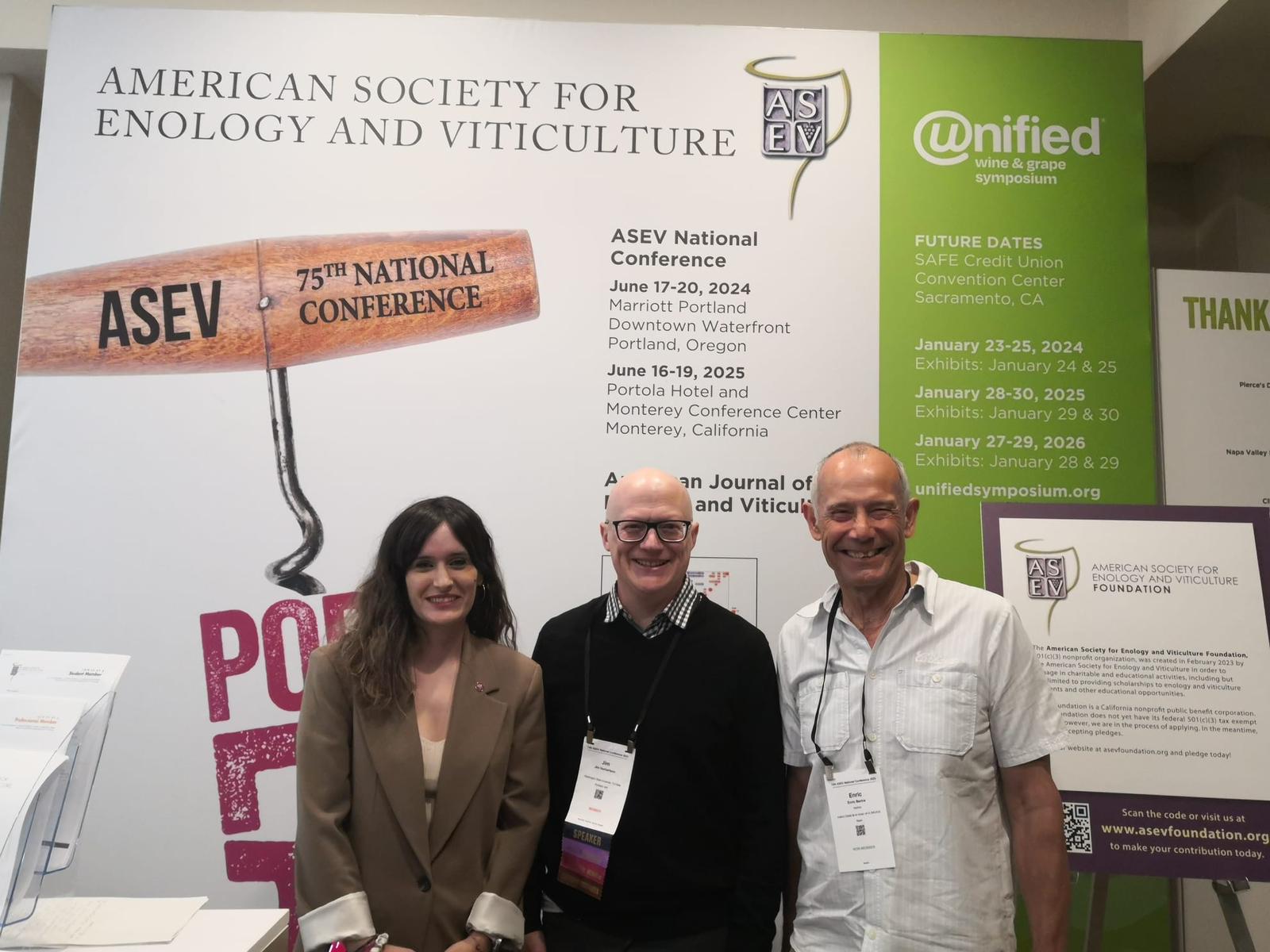 La DG Alba Balcells i Enric Bartra amb el representant de l'ASEV