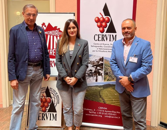 Alba Balcells amb Roberto Gaudio i Manuel Capote, representants de CERVIM